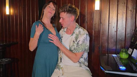 MILF Daphne drops her stockings to seduce a lucky young guy