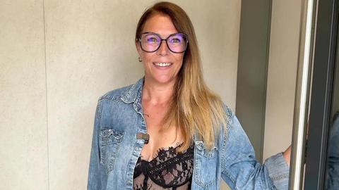 Goddess Body Amateur MILF Mytrentsis Welcomes Crew In Sexy Outfit