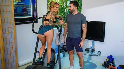 Tatted blonde hotwife trade squats for a wild cheating session