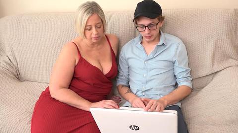 Curvy mature woman rewards her tech guy with a wild cumshot